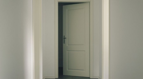 14 formas sencillas de insonorizar una puerta