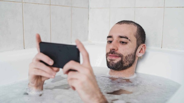 7 formas sencillas de usar tu teléfono en la ducha