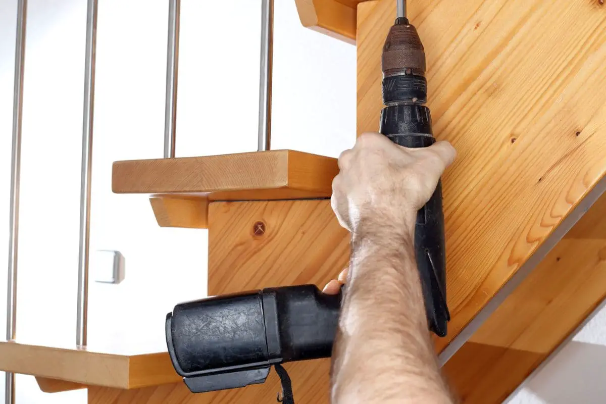 Cómo arreglar escaleras chirriantes en solo 5 sencillos pasos