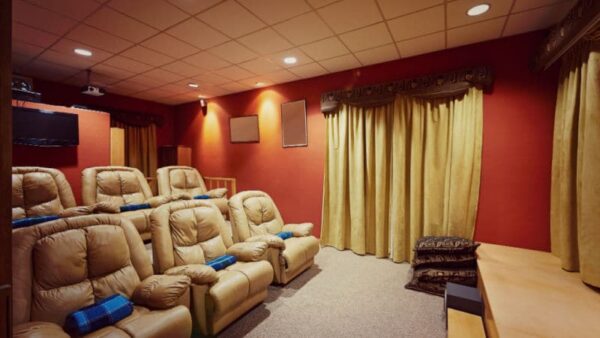 Las 5 mejores cortinas opacas para cine en casa • Consejos de insonorización