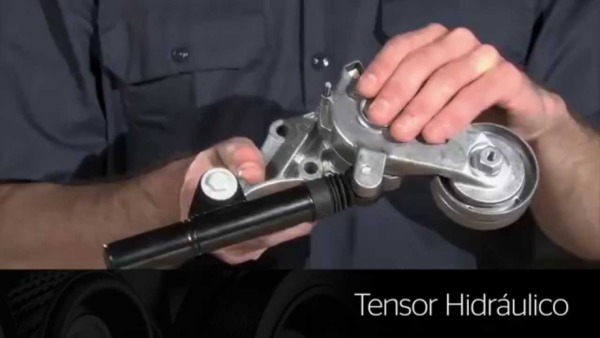 Cómo reparar el ruido del tensor de la correa Nissan Altima
