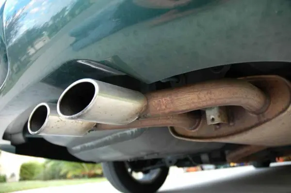 ¿Qué causa ruidos en el sistema de tubo de escape del coche?