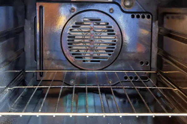¿Cómo silenciar un soplador de horno ruidoso?